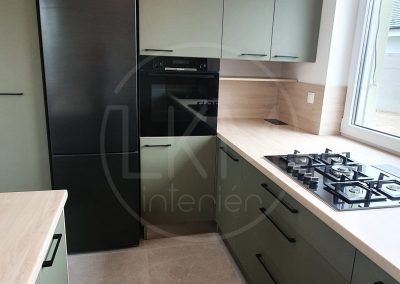 Kuchynská linka a obývačka v jednom štýle