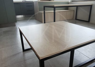 Kuchynská linka a obývačka v jednom štýle