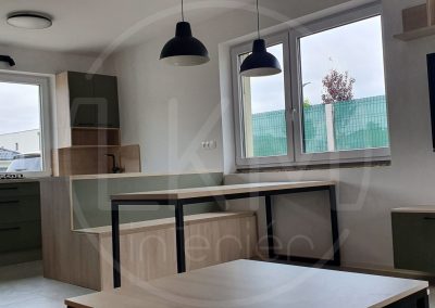 Kuchynská linka a obývačka v jednom štýle