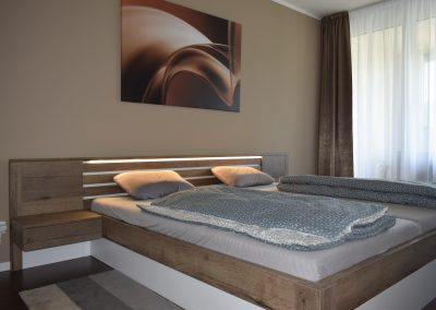 manzelska postel s podsvietenim